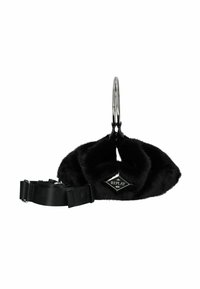 Zwarte neplederen tas met zilverkleurige hardware, ronde vorm en afneembare zwarte schouderband. Heeft een diamantvormige logopatch.