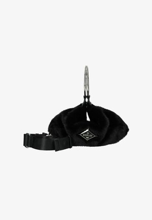 Czarna torebka z sztucznego futra z srebnymi detalami, o zaokrąglonym kształcie i odpinanym czarnym pasku. Posiada naszywkę z logo w kształcie diamentu.