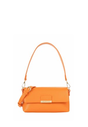 Sac à épaule en cuir orange Valentino avec sangle ajustable et ferrures dorées, forme rectangulaire avec fermeture à rabat.