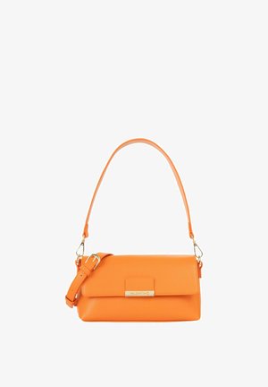 Sac à épaule en cuir orange Valentino avec sangle ajustable et ferrures dorées, forme rectangulaire avec fermeture à rabat.