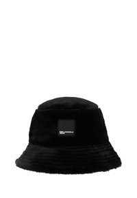 Svart bøttehatt laget av myk faux fur, med bred skjerm og et kvadratisk svart merke med hvit tekst som sier "KARL LAGERFELD JEANS."