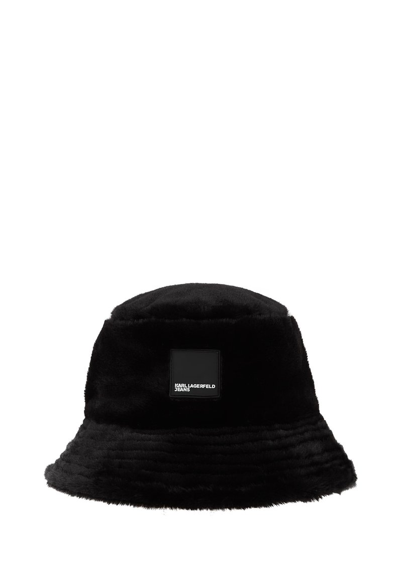 Svart bøttehatt laget av myk faux fur, med bred skjerm og et kvadratisk svart merke med hvit tekst som sier "KARL LAGERFELD JEANS."