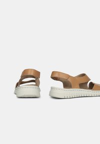 Bata Platvormsandaalid - light brown