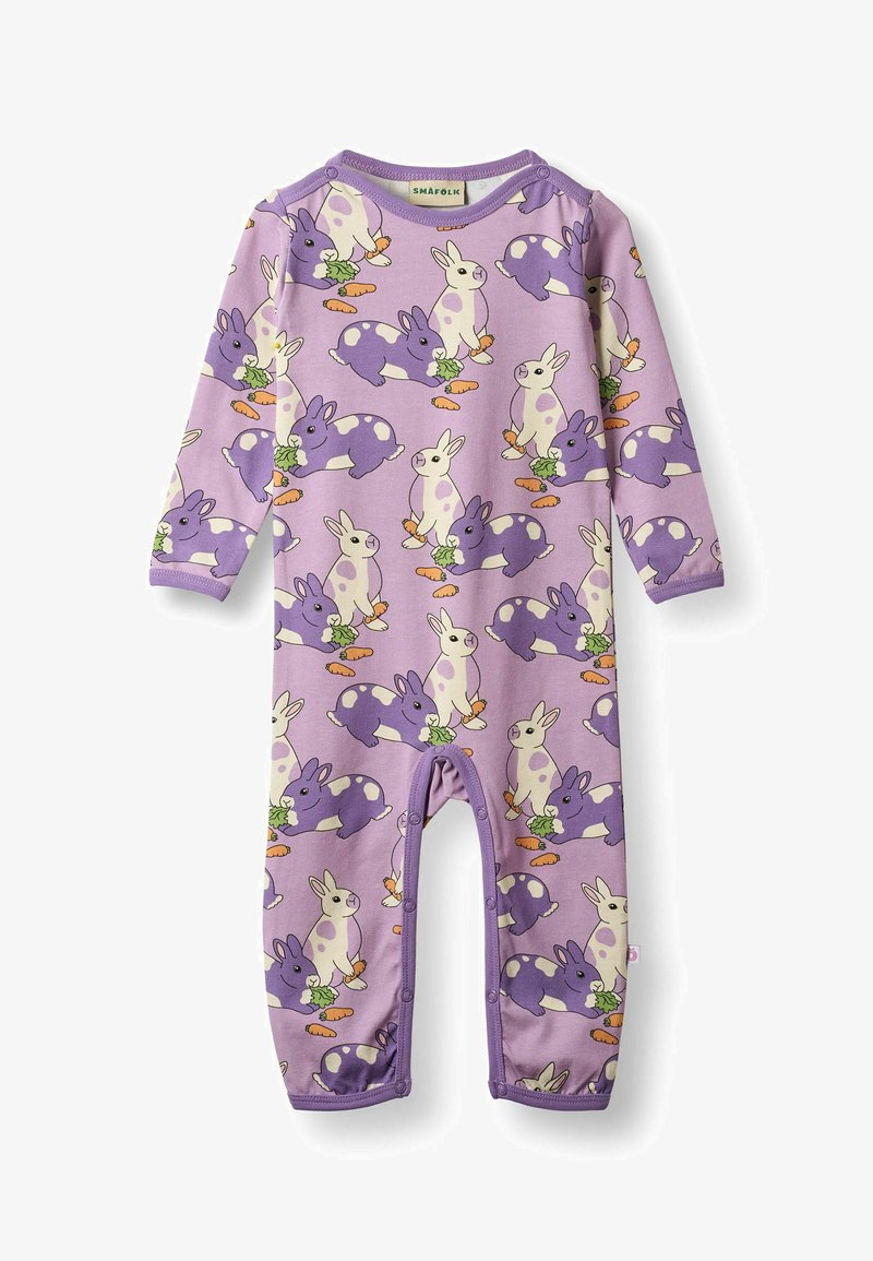 Grenouillère violette avec un motif ludique de lapins et de carottes, fabriquée en tissu doux. Elle possède des manches longues et des boutons-pression à l'entrejambe.