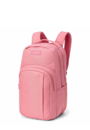 Mochila rosa hecha de tela duradera, con correas de hombro acolchadas, múltiples compartimentos con cremallera y un bolsillo de malla lateral.