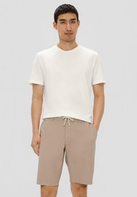 s.Oliver REGULAR STRUKTUR - Shorts - hellbraun