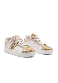 Sneakers bianchi con accenti di glitter dorato sulla punta e sul lato, caratterizzati da una superficie liscia, lacci tondi e un colletto imbottito.