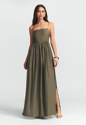 Olijfgroene maxi-jurk met een vierkante halslijn, dunne bandjes en een gathered taille. Heeft een zijsplit voor gemakkelijke beweging.