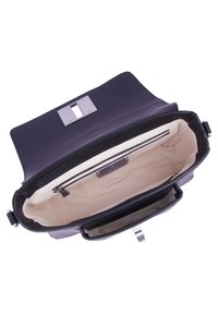 Sac à main en cuir noir avec un design structuré, doté d'un fermoir en métal argenté et d'un intérieur en tissu beige avec une poche zippée.