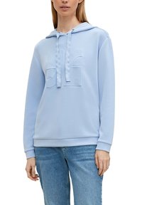 Felpa blu chiaro con tasca frontale, cappuccio regolabile e logo impresso sul petto. Tessuto morbido, vestibilità comoda, maniche lunghe e polsini a coste.