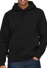 Zwarte hoodie van zacht stof, met een kangoeroezak, verstelbare trekkoordcapuchon en ribgebreide manchetten. Gladde textuur, relaxte pasvorm.