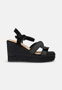 Sandalo con tacco a cuneo nero con texture intrecciata, cinturini in suede e un'accento di fibbia tonda. Presenta un tacco avvolto in juta e una suola con piattaforma.