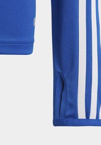 Blaues Sporttrikot aus strukturiertem Stoff, mit drei weißen vertikalen Streifen und einem kleinen Logo auf der linken Seite.