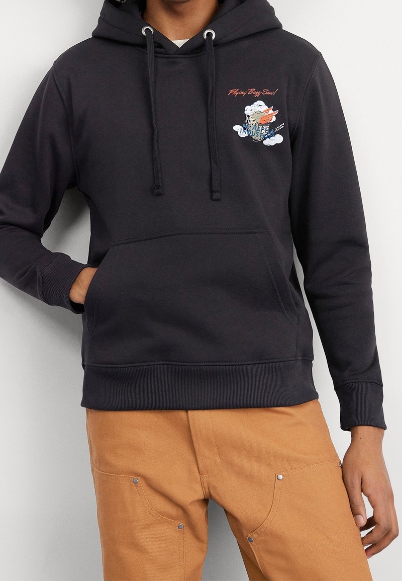 Sweat à capuche gris foncé avec une poche kangourou, une capuche à cordon ajustable et un motif brodé coloré sur la poitrine. Comprend des poignets côtelés.