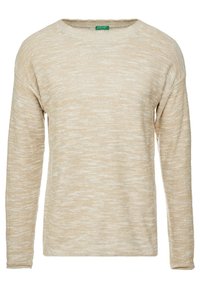 Beige stickad tröja med rund hals och långa ärmar. Texturen är mjuk och har ett subtilt, varierande mönster genom hela plagget.