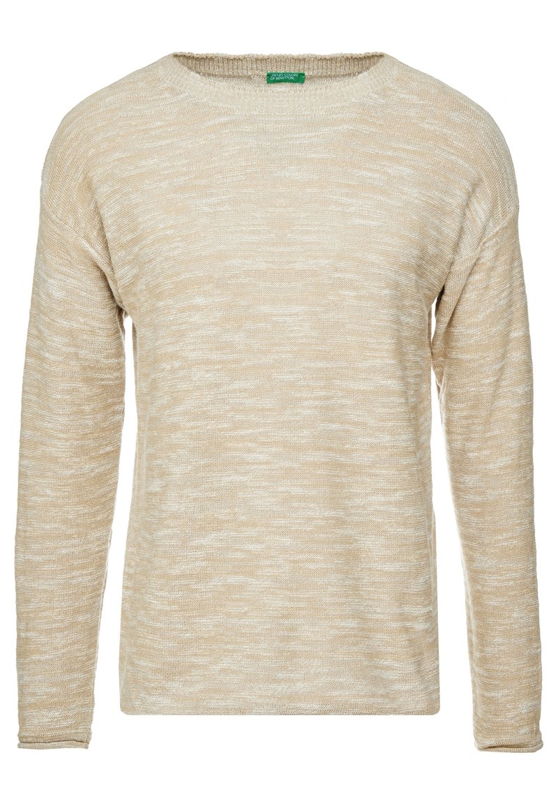 Beige stickad tröja med rund hals och långa ärmar. Texturen är mjuk och har ett subtilt, varierande mönster genom hela plagget.