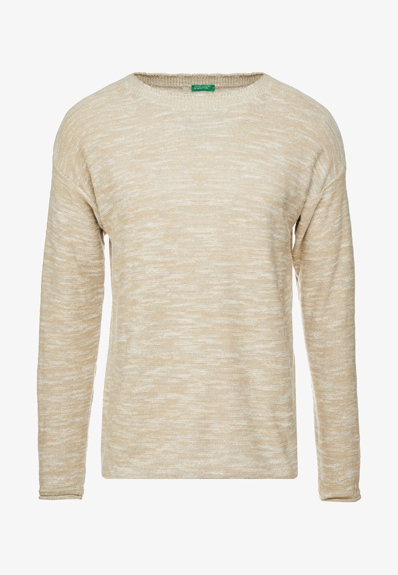 Beige stickad tröja med rund hals och långa ärmar. Texturen är mjuk och har ett subtilt, varierande mönster genom hela plagget.