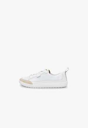 Valge võrksneaker, mis on valmistatud võrgu- ja sünteetilistest materjalidest, millel on beezsuede aktsent varbale ja tõmbeaas kandis. Lame määramise disain.