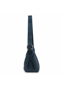Bolso de hombro de tela azul con forma triangular, una correa texturizada con un logo y un broche de metal plateado. Textura suave y lisa.
