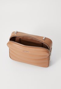 Calvin Klein LINE QUILT - Borsa a tracolla - lion
