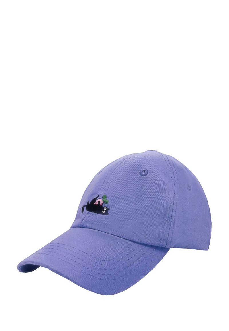 Fioletowa bawełniana czapka baseballowa z haftowanym czarnym wzorem w kształcie wieloryba, z różowym elementem i zielonym detalem po bokach. Regulowany pasek z tyłu.