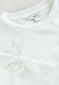 REGULAR FIT - FLORAL EMBELLISHED - Nyomott mintás póló - white