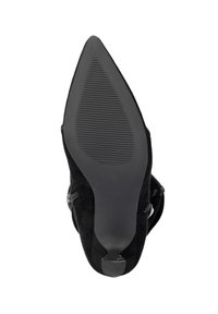 Schwarzer Wildleder-Pumps mit spitzer Kappe, versehen mit einer strukturierten Gummisohle und detaillierten Nähten entlang der Nähte.