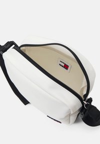 Tommy Jeans DAILY CROSSOVER - Axelremsväska - ancient white