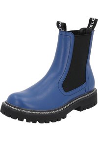 Botín Chelsea de cuero azul con paneles laterales elásticos negros, lengüeta y suela negra robusta. Presenta un detalle de costura blanca.