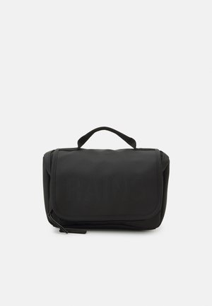 Saco retangular preto feito de material liso. Apresenta uma alça superior e uma aba com o logótipo "RAINS" em relevo. Fecho com zípper na parte inferior.