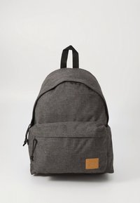 Hall kangas seljakott ümmarguse ülaosaga, esiküljel tõmblukuga tasku ja nahast detailiga plaastriga. Omab musta nailonrihmadega rihmavõru. Kootud materjal.