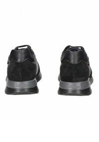 Scarpe sportive nere in materiali scamosciati e in pelle, con colletto imbottito, accenti grigi e il logo "Callaghan" sulla suola.