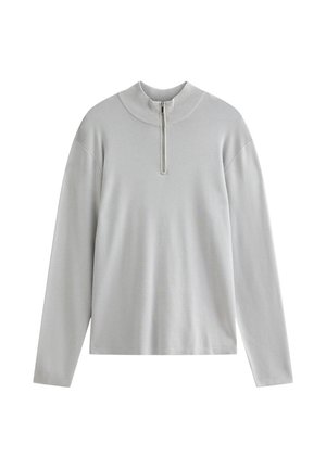 Lichtgrijze langemouwen pullover met een hoge hals en een halve rits, geribbelde kraag en een zachte, gladde textuur.