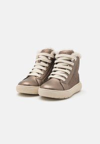 Zapatillas altas de bronce metálico con cordones crema, ribete de piel sintética, lados texturizados y suela de goma beige.