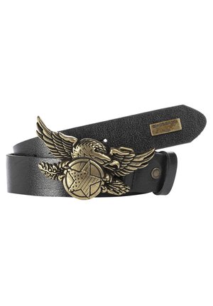Ceinture en cuir noir avec une grande boucle dorée en forme d'aigle tenant un dessin d'étoile et de globe, et une petite étiquette de marque métallique rectangulaire.