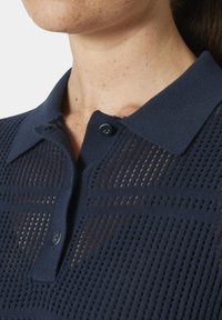 Námořnická polo košile se prodyšným pleteným designem s horizontálními a vertikálními výřezy, klasickým límcem a zapínáním na knoflíky.