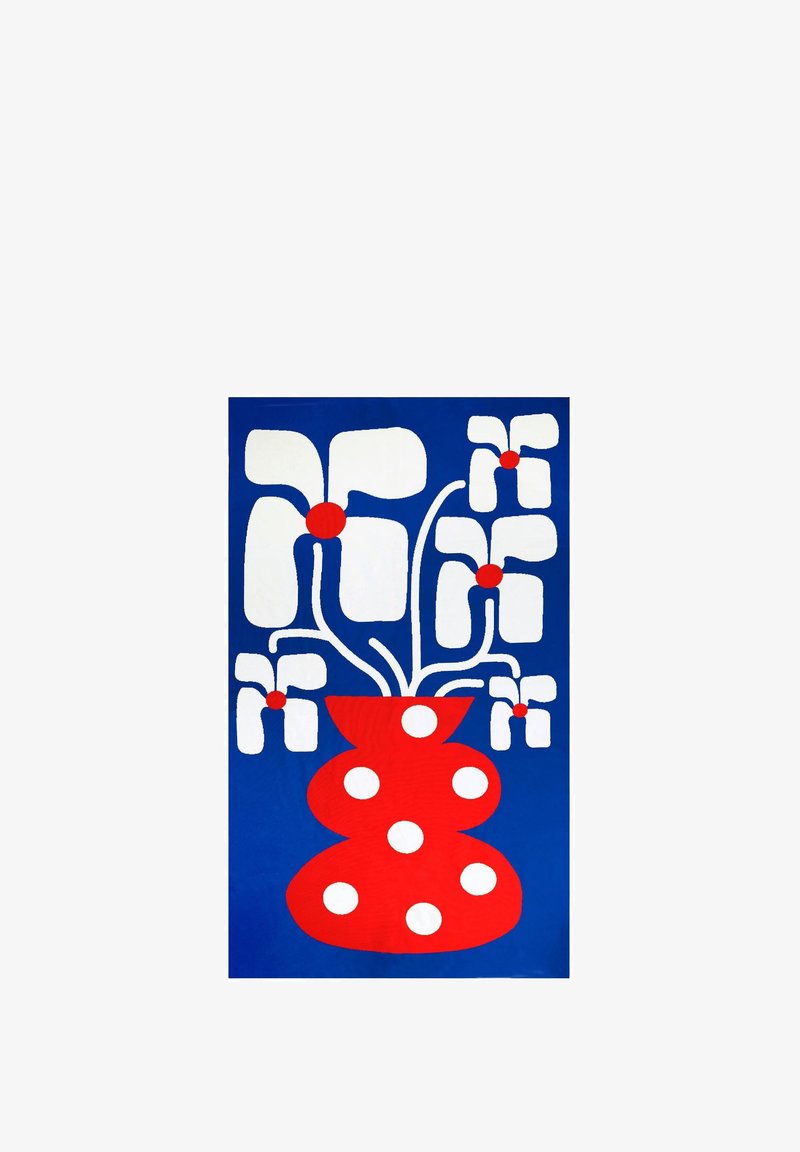 Czerwona waza w białe kropki, wypełniona białymi kwiatami z czerwonymi środkami, na niebieskim tle. Prosty, wyrazisty wzór.