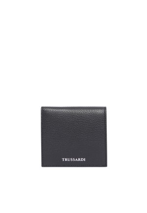 Zwarte leren portemonnee met een gestructureerde afwerking, voorzien van het "TRUSSARDI" logo in het wit aan de onderkant. Compact rechthoekig van vorm.