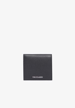 Sort læderpung med en struktureret overflade, prydet med "TRUSSARDI"-logoet i hvidt nederst. Kompakt rektangulær form.