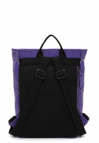 Violet dėklas su juodu tinklu nugaroje. Ekranas turi reguliuojamas petnešas, viršutinę rankeną, geometrinį raštą šonuose ir užtrauktuko kišenės detalę.