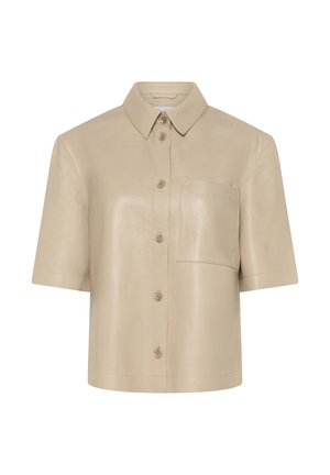 Camisa de cuero beige de manga corta con botones frontales, cuello puntiagudo y un bolsillo en el pecho.