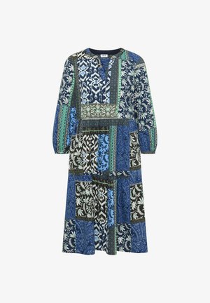 Robe midi à manches longues avec des motifs patchwork floraux et géométriques mélangés bleus, verts, blancs et noirs et un col rond avec une petite ouverture en V.