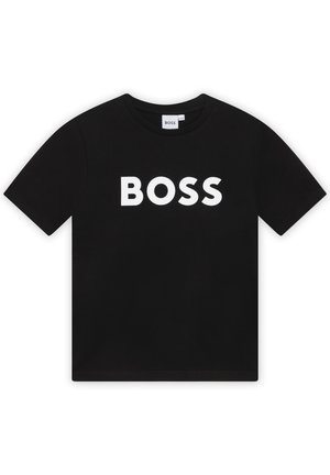 Czarny T-shirt z krótkim rękawem i okrągłym dekoltem, z dużym białym logo BOSS napisanym wielkimi literami na środku klatki piersiowej.