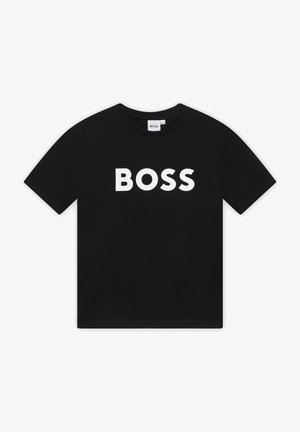 T-shirt nera a maniche corte con scollo a girocollo e logo BOSS in grandi lettere bianche maiuscole al centro del petto.