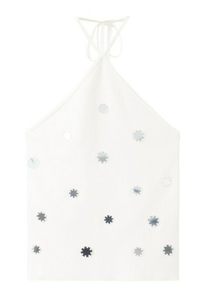 Top halter blanco con lentejuelas circulares plateadas distribuidas por el frente y tirantes delgados atados al cuello.