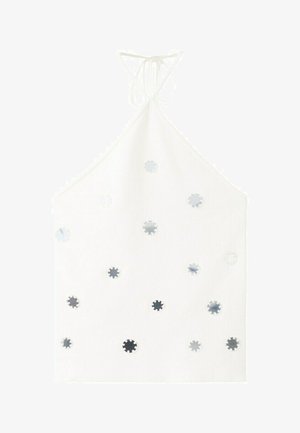 Top halter blanco con lentejuelas circulares plateadas distribuidas por el frente y tirantes delgados atados al cuello.