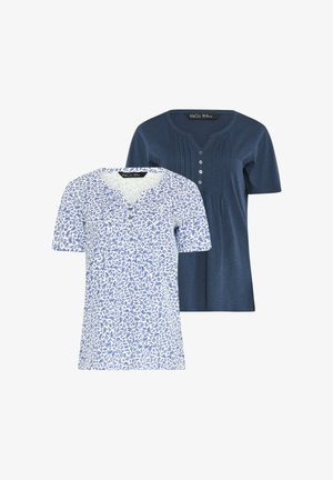 Dwa damskie topy z krótkim rękawem; jeden jednolity granatowy z guzikami i plisami, drugi biały z niebieskim wzorem liści i guzikami z przodu.