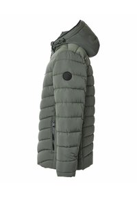 Grön quiltad pufferjacka med huva, sidofickor med dragkedja och rund svart logotypapplikation på övre ärmen, visad från sidan.