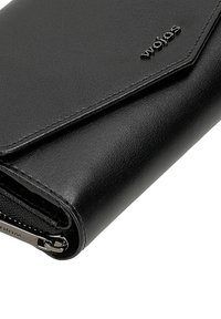 Portafoglio in pelle nera con una texture liscia, dotato di un design a patta geometrico, cerniera argentata e logo del marchio sul fronte.