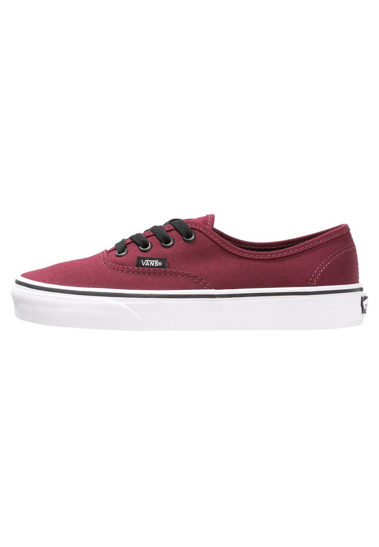 Bordeaux canvas sneakers met zwarte veters, witte rubberen zool en zwarte streepdetails. Voorzien van een logo-patch aan de zijkant en een ronde neus.